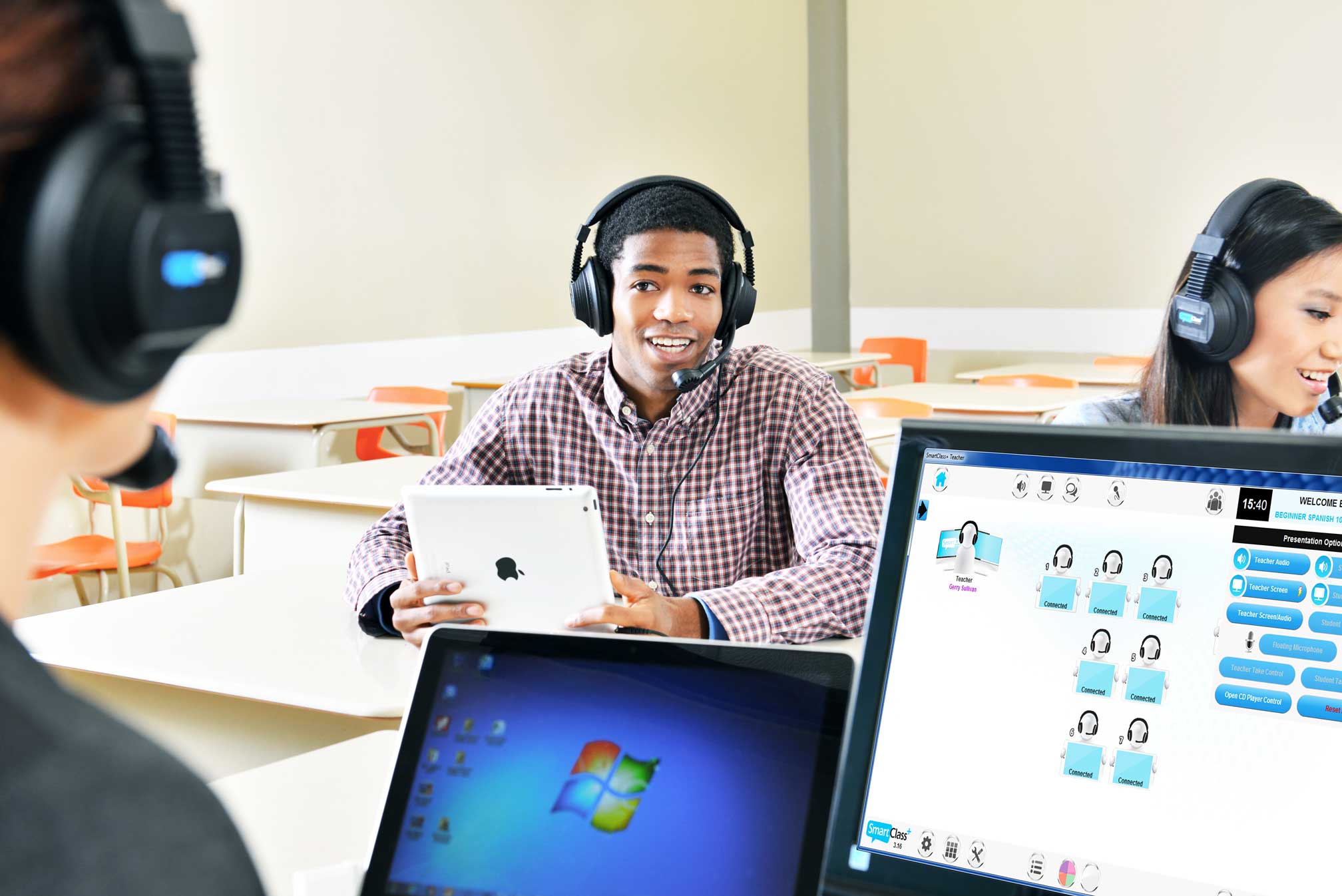 Teacher Monitoring Students SmartClass